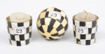 Par de castiçais votivas e bola chinesa revestida, em madrepérola e chifre, alt. 6cm e diam. 8cm.