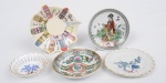 Cinco porta alianças de coleção chineses e nacionais, em porcelana decorada, diam. 7 a 10cm.