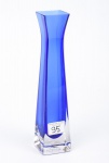 Vaso europeu estilo art deco, em grosso cristal translucido c/ double overlay azul, s/ uso na caixa original, alt. 23cm
