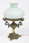 Antigo lampião de mesa estilo Luiz XV, em bronze dourado e cinzelado, cúpula em vidro opalinado, adaptado p/ abatjour, alt. 35cm.