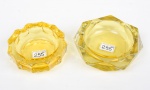 Dois antigos cinzeiros alemães estilo art deco, em grosso cristal amarelo lapidado, diam. 12 e 14cm.