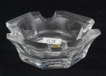 BOHEMIA - Grande cinzeiro tcheco p/ charutos estilo contemporâneo, em grosso cristal lapidado, selado, s/ uso, med. 14 x 14cm.