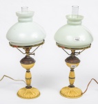 Par de antigos lampiões de mesa estilo inglês vitoriano, em material sintético, guarnição em metal dourado, cúpulas em vidro opalinado, adaptados p/ luz elétrica, alt. 45cm