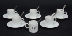 Conjunto de 06 xícaras c/ pires p/ café estilo moderno, em porcelana branca, acompanha 06 colheres, s/ uso, caixa original, total 12 peças.
