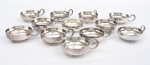 Conjunto de 12 antigas taças p/ sorvete estilo inglês vitoriano, em metal espessurado a prata e cinzelado, diam. 9cm.