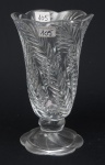 Grande vaso europeu estilo art deco, em cristal lapidado e bizotado c/ folhagens, alt. 25cm.