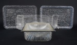 Quatro objetos utilitários estilo moderno, em acrílico: 02 bandejas (40 x 28cm), balde p/ gelo (27 x 27cm) e prato p/ rocambole (46 x 18cm).