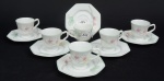 SCHMIDT - Conjunto de 06 xícaras c/ pires p/ cafe estilo art deco, em porcelana branca decorada c/ flores, total 12 peças.