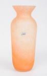 Grande vaso estilo art deco, em vidro murano satiné branco c/ nuances laranja, alt. 37cm.