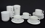Conjunto de 12 xícaras e 09 pires p/ chá estilo moderno, em porcelana branca, total 21 peças.