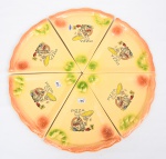 Conjunto de 06 pratos p/ pizza estilo moderno, em porcelana bege decorada, med. 29 x 29cm.