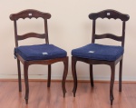 Par de cadeiras singelas circa 1900 estilo beranger, em jacaranda, encosto vazado, assento em palhinha sintética, acompanha 02 almofadas em tecido azul.