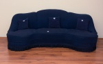 Grande sofá p/ 04 luares estilo inglês vitoriano formato meia lua, estofado e forrado em tecido azul marinho, perfeito estado, acompanha 03 almofadas, med. 240 x 88 x 86cm. (provavelmente só retirado pela janela, por conta do arrematante).