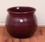 Grande cachepot, em cerâmica vinho, med. 39 x 37cm.