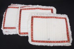CASA MOYSES - Conjunto de jogo americano p/ 14 pessoas, em tecido c/ matelasse em bordado, med. 45 x 35cm.