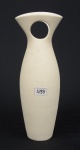 DORA NAIM - Vaso floreira estilo moderno, em cerâmica branca, assinado, alt. 31cm.