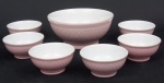 Conjunto p/ saladas de frutas chines, em porcelana rosa c/ frutos dourados: saladeira e 06 bowls, total 07 peças, diam. 11 e 21cm.