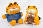 COLECIONISMO - Garfield, dois brinquedos de coleção, em material sintético e pelúcia, alt. 27 e 30cm.
