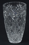 Vaso estilo art deco, em cristal lapidado e bizotado, alt. 26cm.