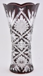 Grande vaso estilo Luiz XV, em cristal double ruby lapidado e bizotado em palmas e rosáceas, med. 9 x 34cm.