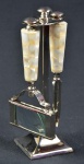 Conjunto de lupa, espatula e suporte estilo inglês edwardiano, em metal prateado, cabo em madrepérola, compr. 16cm, alt. 20cm.