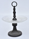Fruteira estilo art nouveau, em ferro c/ prato em vidro prensado lapidado em acantos, med. 23 x 31cm.