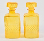 Par de whisky decanter estilo art deco, em carnival glass amarelo, decorado em carreaux, alt. 23cm.
