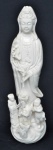 Kuanyin, estatueta chinesa c/ fonte d'água, em porcelana blanc de chine, alt. 30cm.