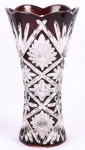 Vaso tcheco estilo Luiz XV, em grosso cristal overlay double ruby, lapidado e bizotado em palmas e rosáceas, med. 16 x 24cm.
