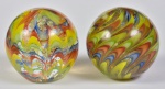 Par de peso bola p/ papel estilo art deco, em vidro murano translucido decorado internamente c/ espirais multicoloridos, alt. 9cm.