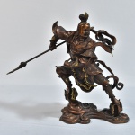 S/ ASSINATURA - Esc. Chinesa - Séc. XX - Guangong, Guerreiro Mor do I Imperador, escultura chinesa circa 1900, em bronze de cera perdida patinado e cinzelado, alt. 26cm.
