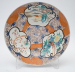Excepcional Medalhão japonês Séc. XIX período Meiji, em porcelana imari,ricamente decorado c/ flores e paisagens pintadas em policromia, no verso flores e peixes, diam. 26,5cm.