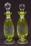 Par de perfumeiros estilo Luiz XVI, em cristal overlay double verde, bojo gomado, alt. 17cm.