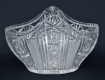 BOHEMIA - Fruteira tcheca estilo Luiz XV, em cristal lapidado e finamente bizotado c/ estrela e carreaux, med. 26 x 17,5cm.