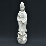 Kuanyin, estatueta chinesa ao gosto dinastia Ching, em porcelana blanc de chine, podendo ser usada como fonte de água, alt. 42cm.