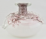 Vaso bojudo estilo art deco, em vidro murano branco c/ decoração assimétrica lilas, med. 19 x 19cm.