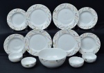 Serviço p/ massas estilo contemporâneo, em porcelana branca decorada, com: bowl (24cm), 04 pratos rasos (28cm), 04 pratos fundos (24cm) e 04 tigelas (uma c/ bicado, 13cm), total 13 peças.