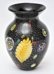 Grande vaso bojudo estilo art deco, em vidro murano preto c/ decoração millefiori multicolorido interior em pó de prata, alt. 27cm.