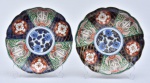 IMARI - Raro Par de pratos japoneses Séc. XIX período Meiji, em porcelana Imari de pasta dura nas clássicas tonalidades azul e rouge fer, decorada c/flores, diam. 24cm.