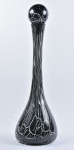Grande garrafa estilo art deco, em vidro murano preto decorado c/ abstrações translucidas, med. 19 x 60cm.