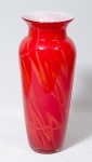 Vaso estilo art deco, em vidro murano vermelho decorado c/ ondeados laranja, alt. 32cm.