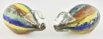 Porcos, par de estatuetas estilo art deco, em vidro murano multicolorido, internamente aplicações em pó de prata e ouro, med. 15 x 8cm.