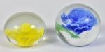 Dois pesos p/ papel estilo art deco, em vidro murano translucido decorados internamente c/ rosas azul e amarela, diam. 8 e 9cm.