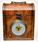 Grande caixa porta joias c/ relógio chines, em madeira, guarnições em metal, med. 16 x 11 x 19cm.
