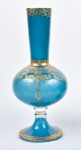 Vaso francês estilo Luiz XV, em cristal opalinado na cor azul celeste c/ decoração barroca em ouro brunido, alt. 27cm.