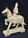 Guangong a Cavalo, excepcional estatueta chinesa período revolucionário, revestida c/ placas de marfim do mar c/ detalhes pirogravados, med. 40 x 13 x 58cm.