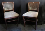 IMI - Par de cadeiras singelas estilo inglês vitoriano, em mogno, encosto em palha natural, assento estofado.