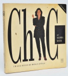 LIVRO - "CHIC: UM GUIA BÁSICO DE MODA E ESTILO" - KALIL, GLORIA, 1997, São Paulo, Editora SENAC, 243p., ilustrado, brochura, med. 23 x 23,5 x 2cm.