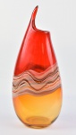 Grande vaso estilo art deco, em vidro murano âmbar c/ nuances vermelhas decorado c/ ondeados multicoloridos, alt. 46cm.