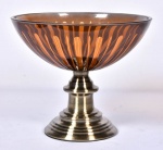 Grande fruteira estilo Luiz XVI, em grosso cristal overlay âmbar e ruby lapidado em gomos, base em metal dourado, med. 21 x 24cm.